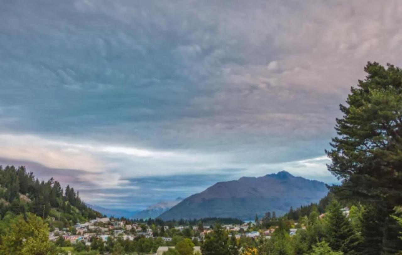 Hot Tub And Views Over Central Queenstown - Entire Holiday House 외부 사진