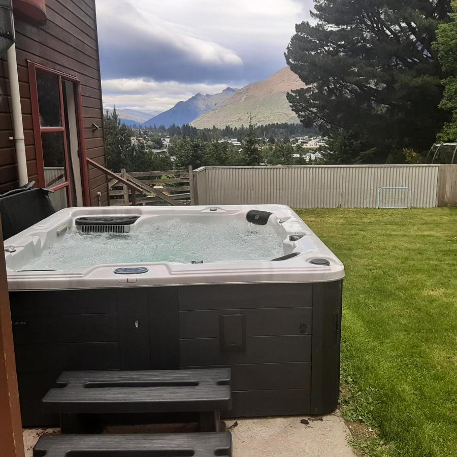 Hot Tub And Views Over Central Queenstown - Entire Holiday House 외부 사진