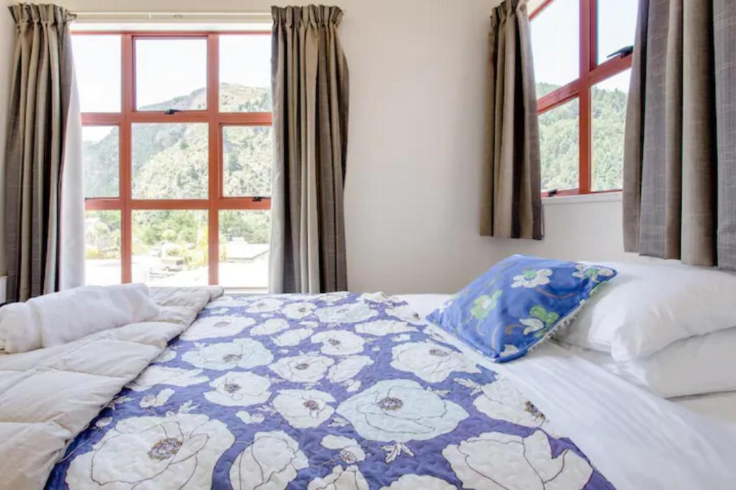 Hot Tub And Views Over Central Queenstown - Entire Holiday House 외부 사진