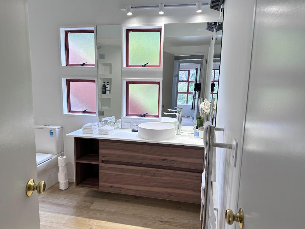 Hot Tub And Views Over Central Queenstown - Entire Holiday House 외부 사진